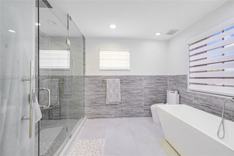 Casa en venta en Miami, Florida, 4 dormitorios, 252.32 m2 № 2169498 - foto 16