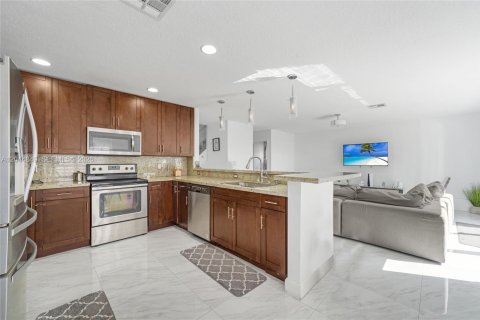 Casa en venta en Miami, Florida, 4 dormitorios, 252.32 m2 № 2169498 - foto 9