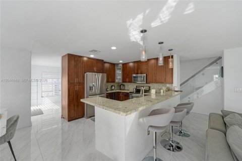 Casa en venta en Miami, Florida, 4 dormitorios, 252.32 m2 № 2169498 - foto 8