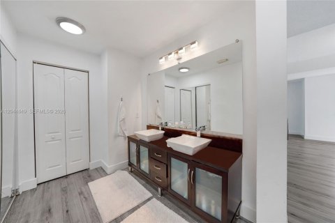 Casa en venta en Miami, Florida, 4 dormitorios, 252.32 m2 № 2169498 - foto 14