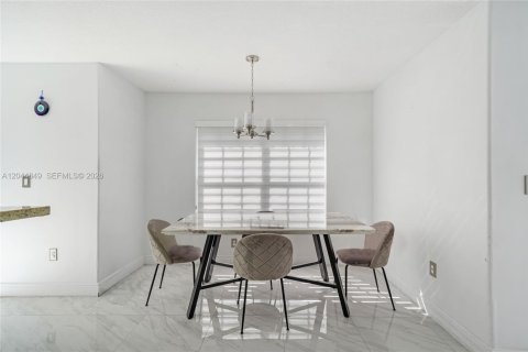 Casa en venta en Miami, Florida, 4 dormitorios, 252.32 m2 № 2169498 - foto 7