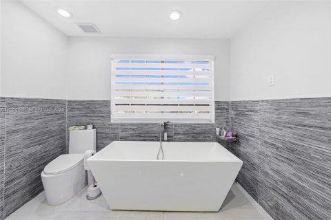 Casa en venta en Miami, Florida, 4 dormitorios, 252.32 m2 № 2169498 - foto 15