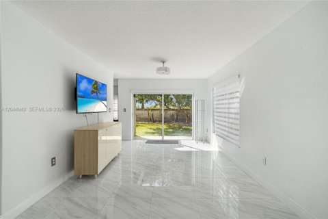Casa en venta en Miami, Florida, 4 dormitorios, 252.32 m2 № 2169498 - foto 5