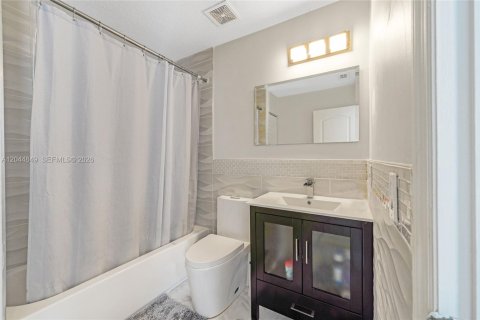 Casa en venta en Miami, Florida, 4 dormitorios, 252.32 m2 № 2169498 - foto 17