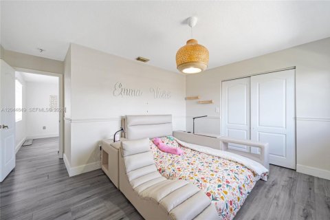 Casa en venta en Miami, Florida, 4 dormitorios, 252.32 m2 № 2169498 - foto 18