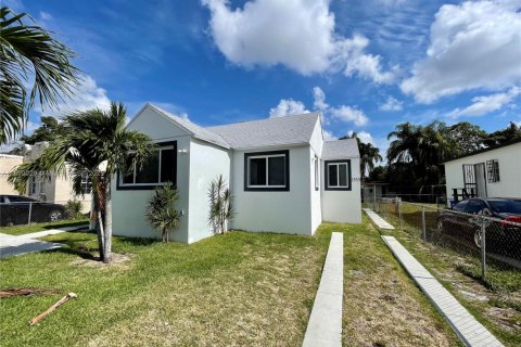 Снять в аренду квартиру в Майами, Флорида 3 спальни, 137.03м2, № 1955472 - фото 1