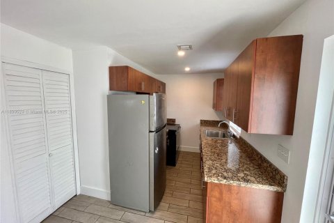Снять в аренду квартиру в Майами, Флорида 3 спальни, 137.03м2, № 1955472 - фото 2