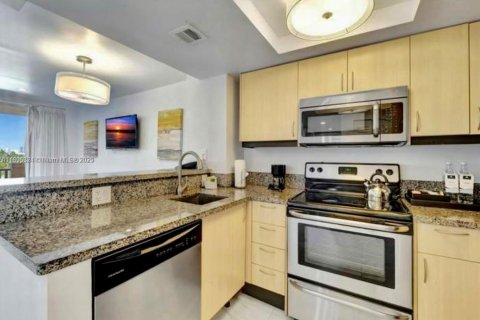Condo in Miami, Florida, 1 bedroom  № 2053028 - photo 8