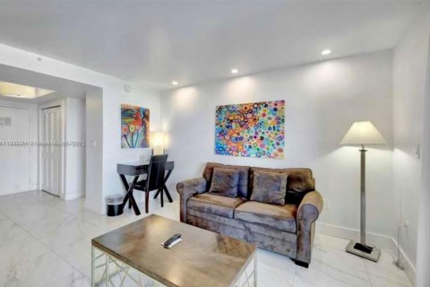 Condo in Miami, Florida, 1 bedroom  № 2053028 - photo 5