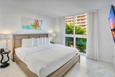 Condo in Miami, Florida, 1 bedroom  № 2053028 - photo 11