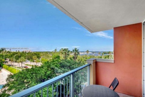Condo in Miami, Florida, 1 bedroom  № 2053028 - photo 3