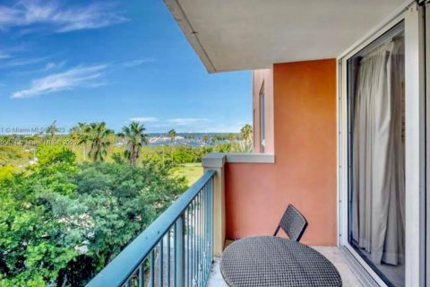 Condo in Miami, Florida, 1 bedroom  № 2053028 - photo 4