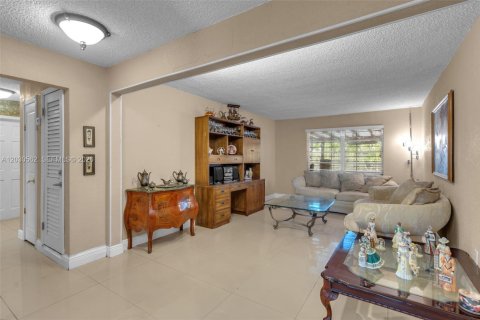 House in Miami, Florida 3 bedrooms, 153.38 sq.m. № 2083617 - photo 5