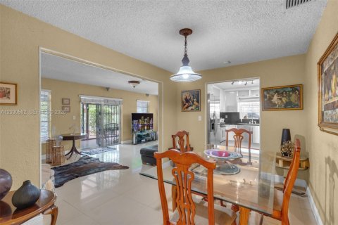 House in Miami, Florida 3 bedrooms, 153.38 sq.m. № 2083617 - photo 7