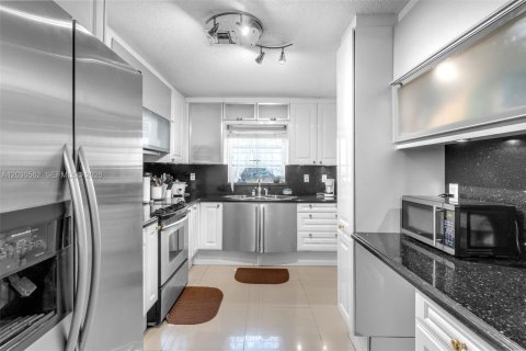 House in Miami, Florida 3 bedrooms, 153.38 sq.m. № 2083617 - photo 14