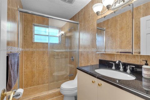 House in Miami, Florida 3 bedrooms, 153.38 sq.m. № 2083617 - photo 21