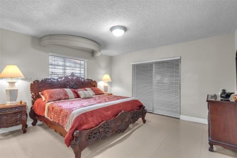 House in Miami, Florida 3 bedrooms, 153.38 sq.m. № 2083617 - photo 22