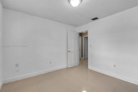 House in Miami, Florida 3 bedrooms, 153.38 sq.m. № 2083617 - photo 20