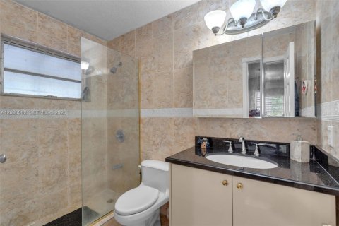 House in Miami, Florida 3 bedrooms, 153.38 sq.m. № 2083617 - photo 25