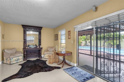 House in Miami, Florida 3 bedrooms, 153.38 sq.m. № 2083617 - photo 12