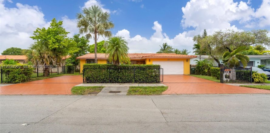 House in Miami, Florida 3 bedrooms, 153.38 sq.m. № 2083617