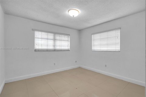 House in Miami, Florida 3 bedrooms, 153.38 sq.m. № 2083617 - photo 17
