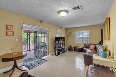 House in Miami, Florida 3 bedrooms, 153.38 sq.m. № 2083617 - photo 10