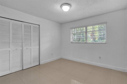 House in Miami, Florida 3 bedrooms, 153.38 sq.m. № 2083617 - photo 19