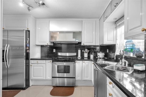 House in Miami, Florida 3 bedrooms, 153.38 sq.m. № 2083617 - photo 13