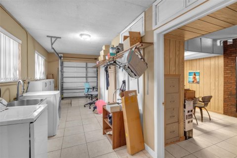 House in Miami, Florida 3 bedrooms, 153.38 sq.m. № 2083617 - photo 15