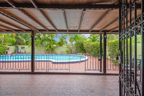 House in Miami, Florida 3 bedrooms, 153.38 sq.m. № 2083617 - photo 27