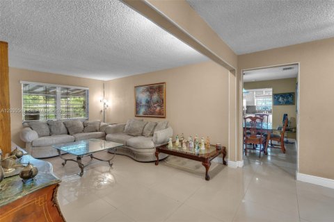 House in Miami, Florida 3 bedrooms, 153.38 sq.m. № 2083617 - photo 6