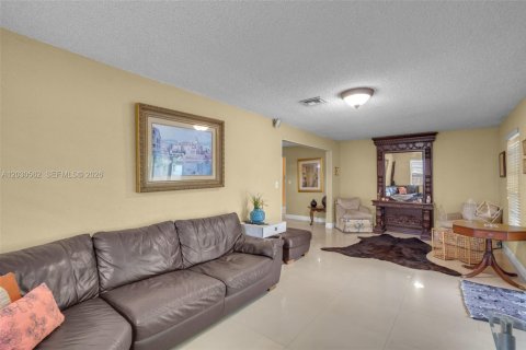 House in Miami, Florida 3 bedrooms, 153.38 sq.m. № 2083617 - photo 11