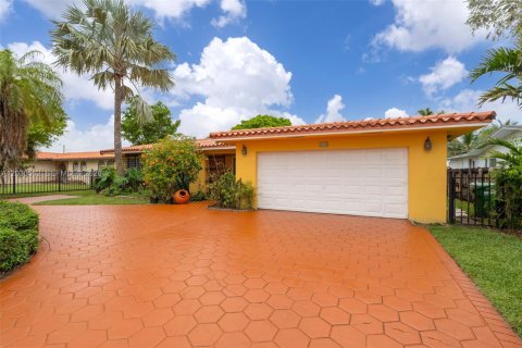 House in Miami, Florida 3 bedrooms, 153.38 sq.m. № 2083617 - photo 2