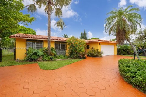 House in Miami, Florida 3 bedrooms, 153.38 sq.m. № 2083617 - photo 3