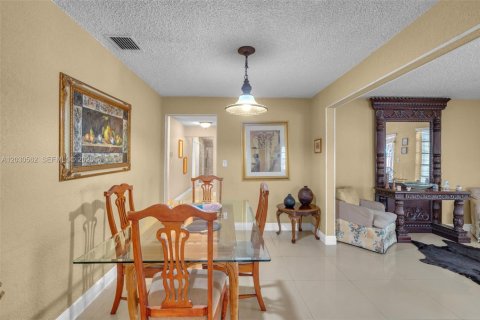 House in Miami, Florida 3 bedrooms, 153.38 sq.m. № 2083617 - photo 8