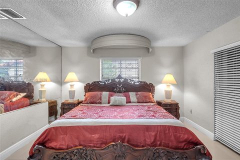 House in Miami, Florida 3 bedrooms, 153.38 sq.m. № 2083617 - photo 23