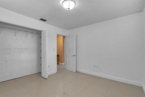House in Miami, Florida 3 bedrooms, 153.38 sq.m. № 2083617 - photo 18