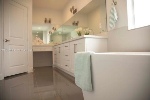 House in Miami, Florida 6 bedrooms, 269.51 sq.m. № 1878777 - photo 9