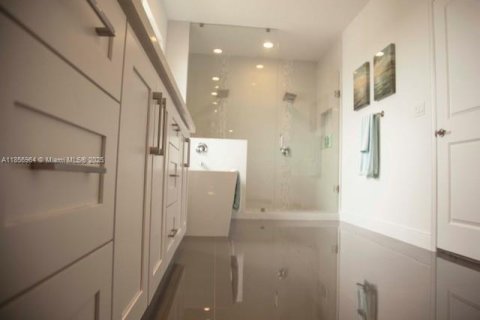 House in Miami, Florida 6 bedrooms, 269.51 sq.m. № 1878777 - photo 11
