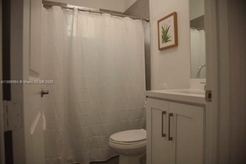 House in Miami, Florida 6 bedrooms, 269.51 sq.m. № 1878777 - photo 19