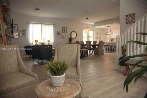 House in Miami, Florida 6 bedrooms, 269.51 sq.m. № 1878777 - photo 7
