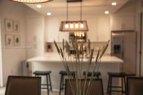 House in Miami, Florida 6 bedrooms, 269.51 sq.m. № 1878777 - photo 2