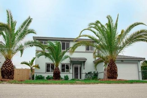 House in Miami, Florida 6 bedrooms, 269.51 sq.m. № 1878777 - photo 20