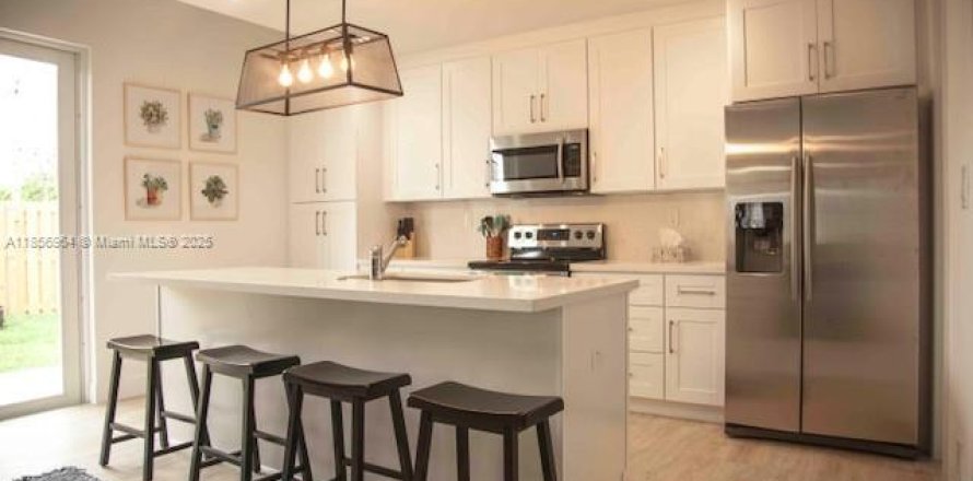 House in Miami, Florida 6 bedrooms, 269.51 sq.m. № 1878777