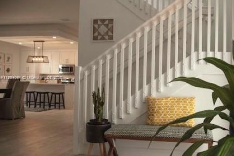 House in Miami, Florida 6 bedrooms, 269.51 sq.m. № 1878777 - photo 6