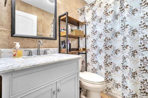 Villa ou maison à vendre à Hialeah, Floride: 4 chambres, 152.17 m2 № 1930009 - photo 11