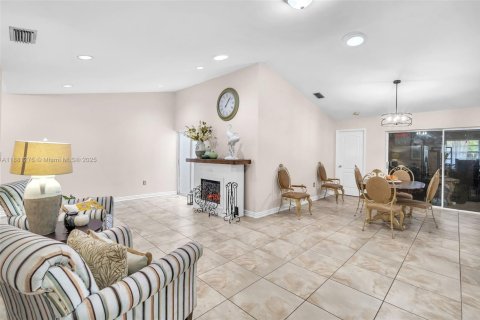 Villa ou maison à vendre à Hialeah, Floride: 4 chambres, 152.17 m2 № 1930009 - photo 19