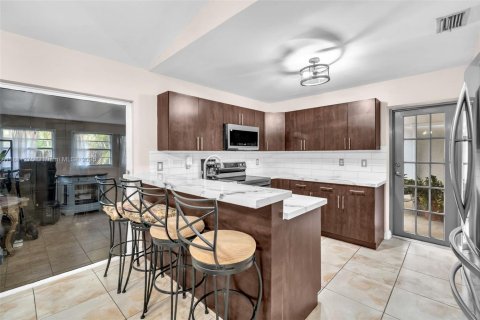 Villa ou maison à vendre à Hialeah, Floride: 4 chambres, 152.17 m2 № 1930009 - photo 4