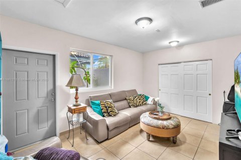 Villa ou maison à vendre à Hialeah, Floride: 4 chambres, 152.17 m2 № 1930009 - photo 13